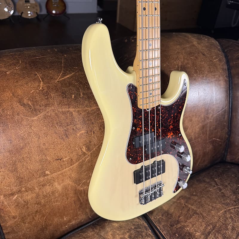 1996 Fender American Deluxe Precision Bass with Maple Fretboard - White Blonde - OHSC
